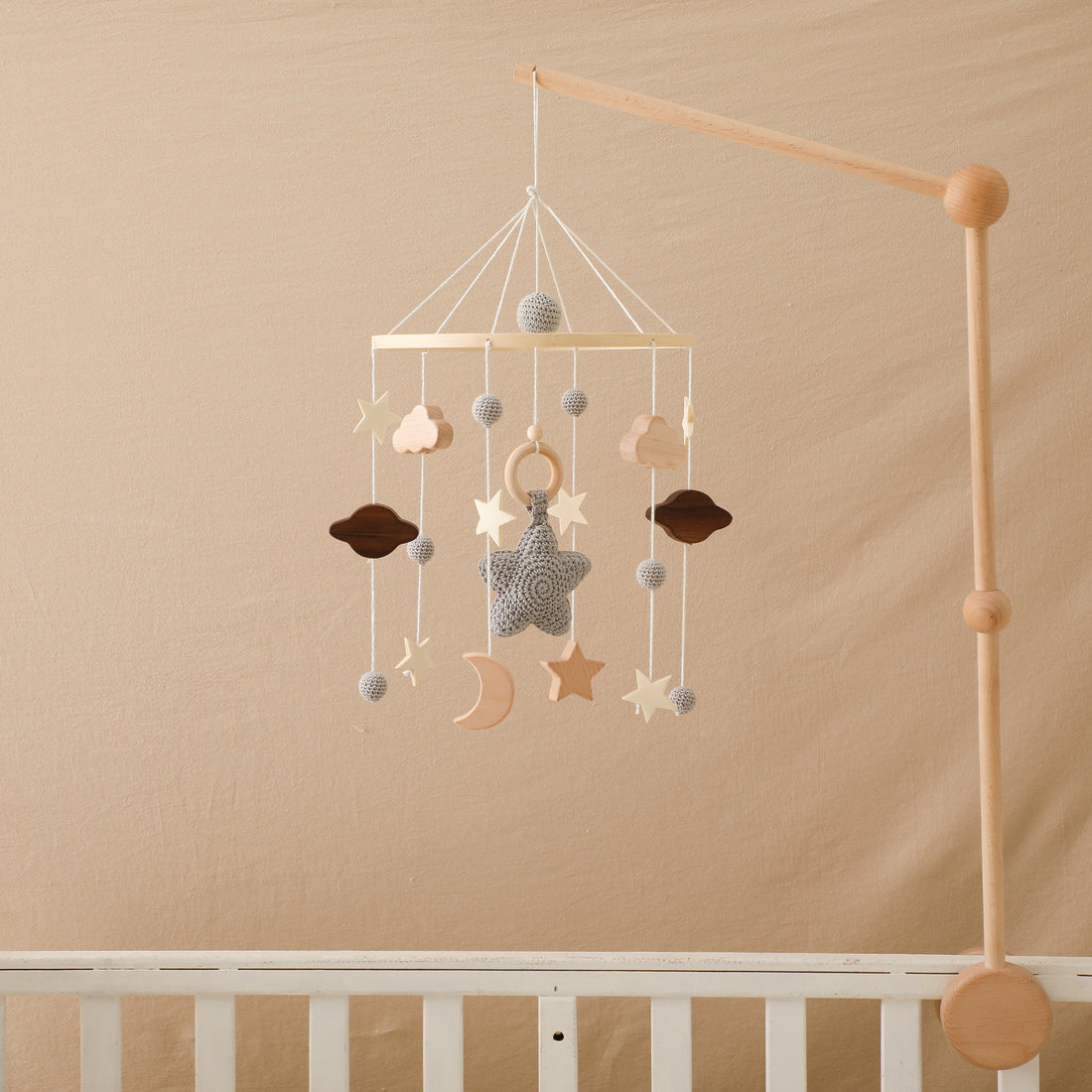 Mobile an einer Holzhalterung im Babyzimmer