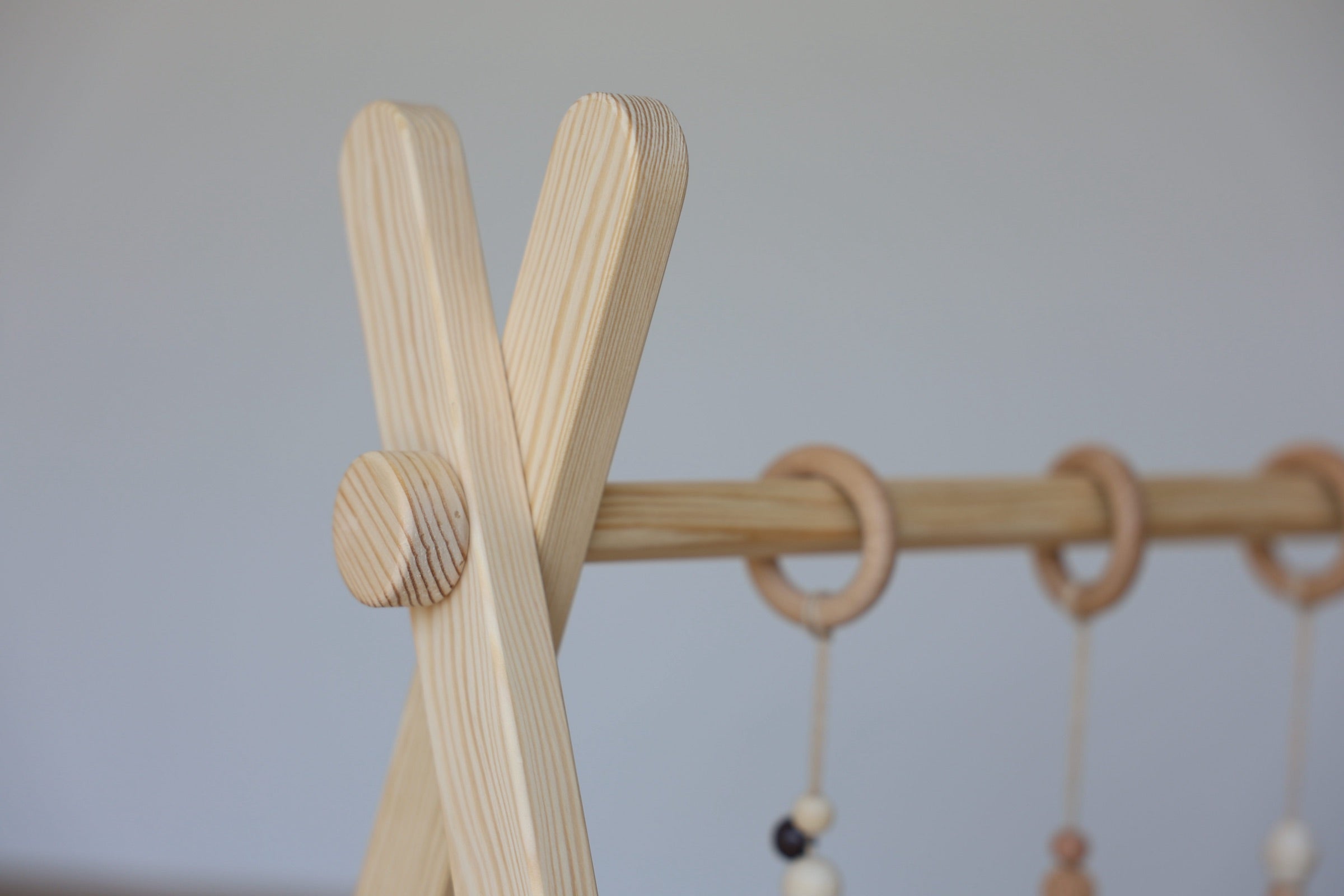 Detail des klappbaren Spielbogens aus Vollholz mit abgerundeten Kanten